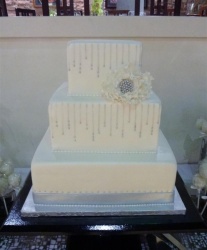silver-streaks-and-pearls-wedding-cake-large
